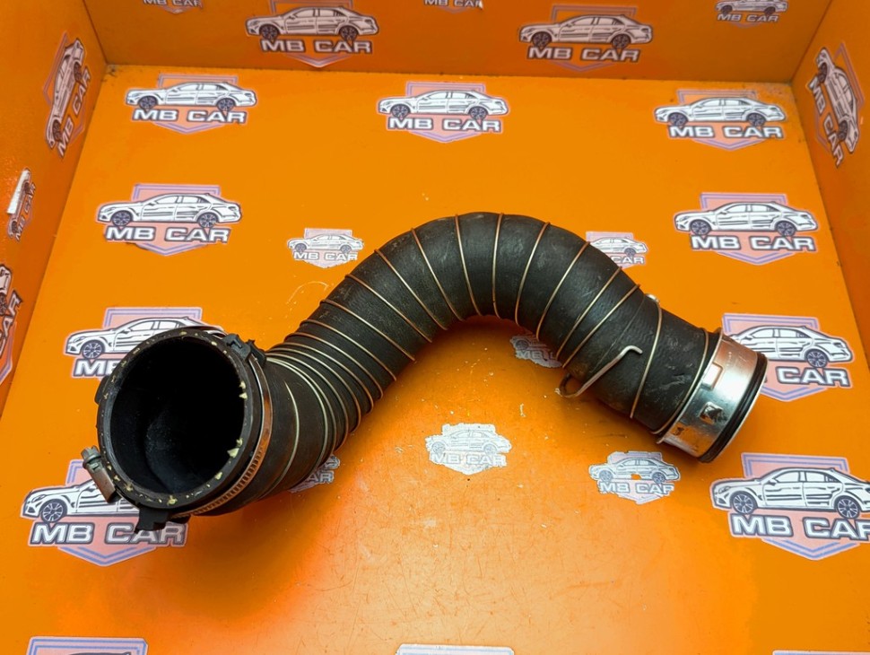 Патрубок интеркулера MERCEDES-BENZ C-класс W204/S204 (2006 - 2011) фото 1 — Разборка Мерседес