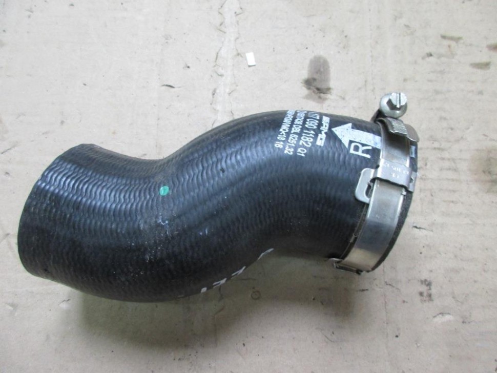 Патрубок интеркулера MERCEDES-BENZ C-класс W205/S205/C205/A205 (2014 - 2018) фото 1 — Разборка Мерседес