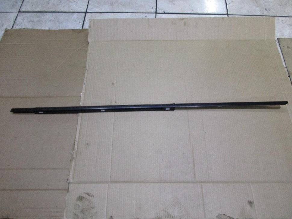 Молдинг стекла двери MERCEDES-BENZ E-класс W210/S210 (1995 - 1999) фото 1 — Разборка Мерседес