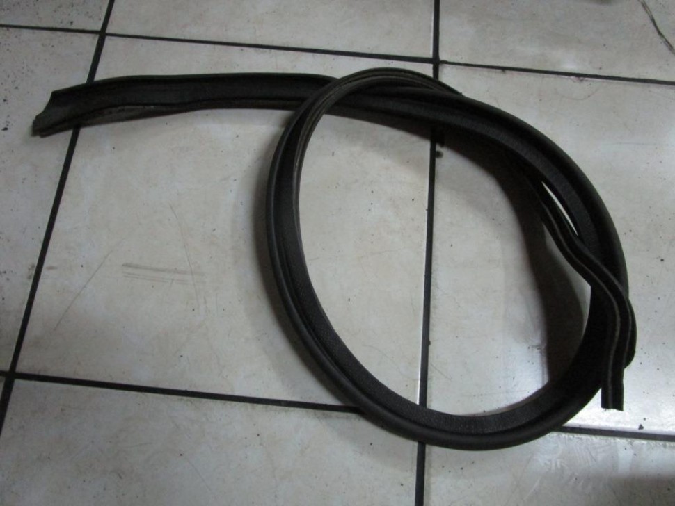 Уплотнитель капота MERCEDES-BENZ Vito W638 (1996 - 2003) фото 1 — Разборка Мерседес