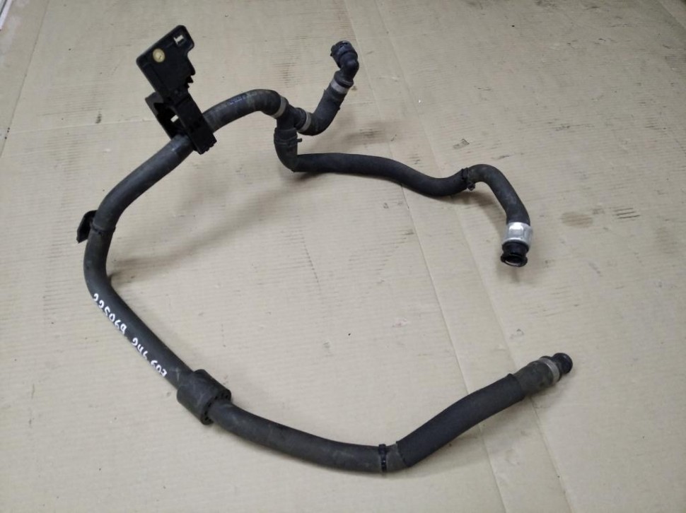 Патрубок ОЖ MERCEDES-BENZ B-класс W246 рестайлинг (2014 - 2018) фото 1 — Разборка Мерседес