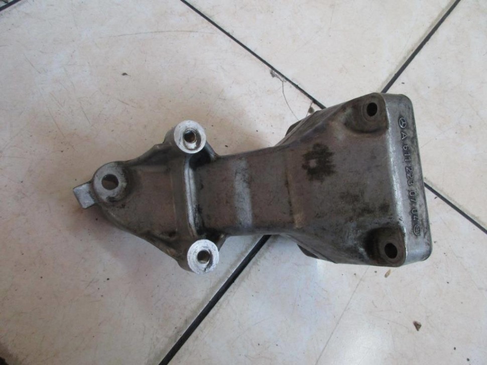 Лапа левая MERCEDES-BENZ C-класс W203/S203/CL203 (2000 - 2004) фото 1 — Разборка Мерседес