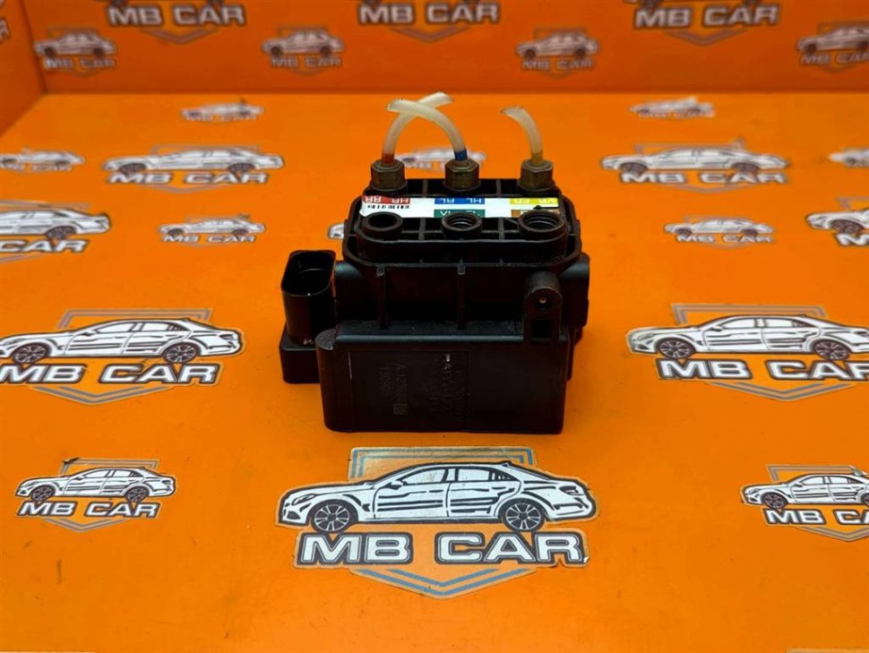Блок клапанов пневмоподвески MERCEDES-BENZ S-класс W222/C217/A217 (2013 - 2017) фото 1 — Разборка Мерседес