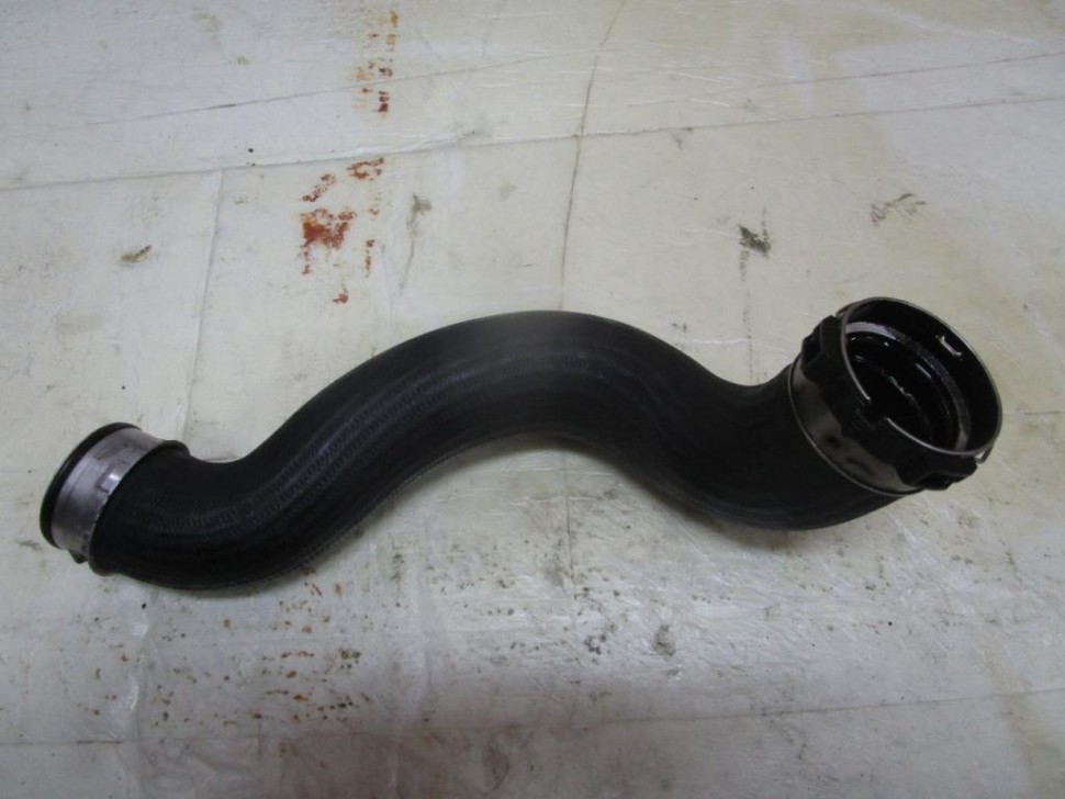 Патрубок интеркулера MERCEDES-BENZ E-класс W212/S212/C207/A207 (2009 - 2013) фото 1 — Разборка Мерседес