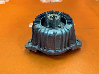 Опора двигателя MERCEDES-BENZ E-класс W212/S212/C207/A207 (2009 - 2013) — Разборка Мерседес