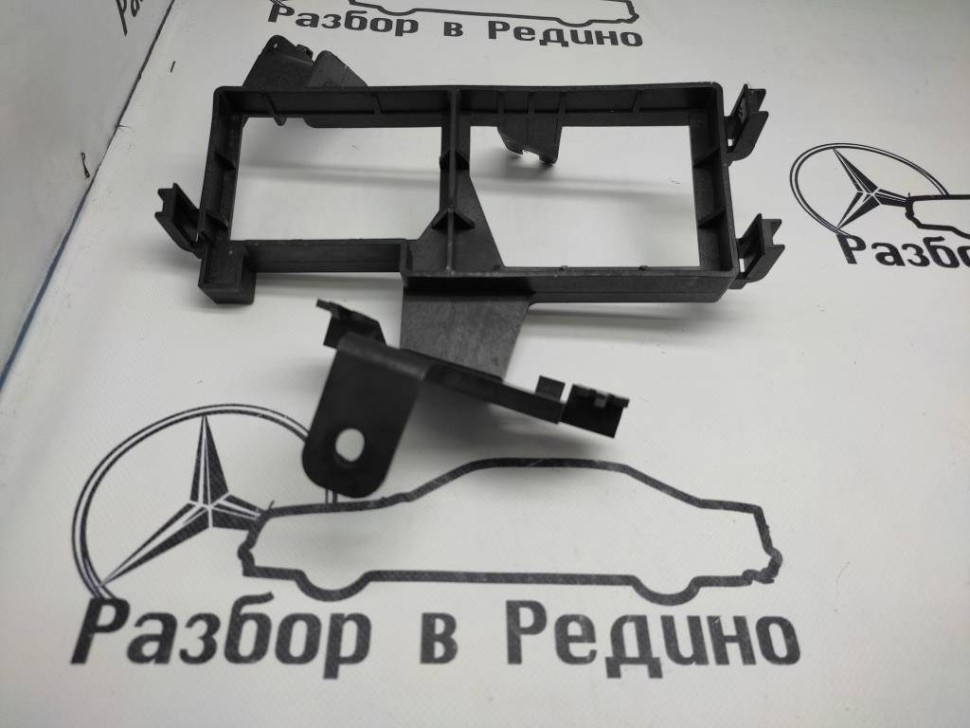 Кронштейн блока предохранителей MERCEDES-BENZ R-класс W251 (2005 - 2007) фото 1 — Разборка Мерседес