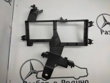 Кронштейн блока предохранителей MERCEDES-BENZ R-класс W251 (2005 - 2007) — Разборка Мерседес