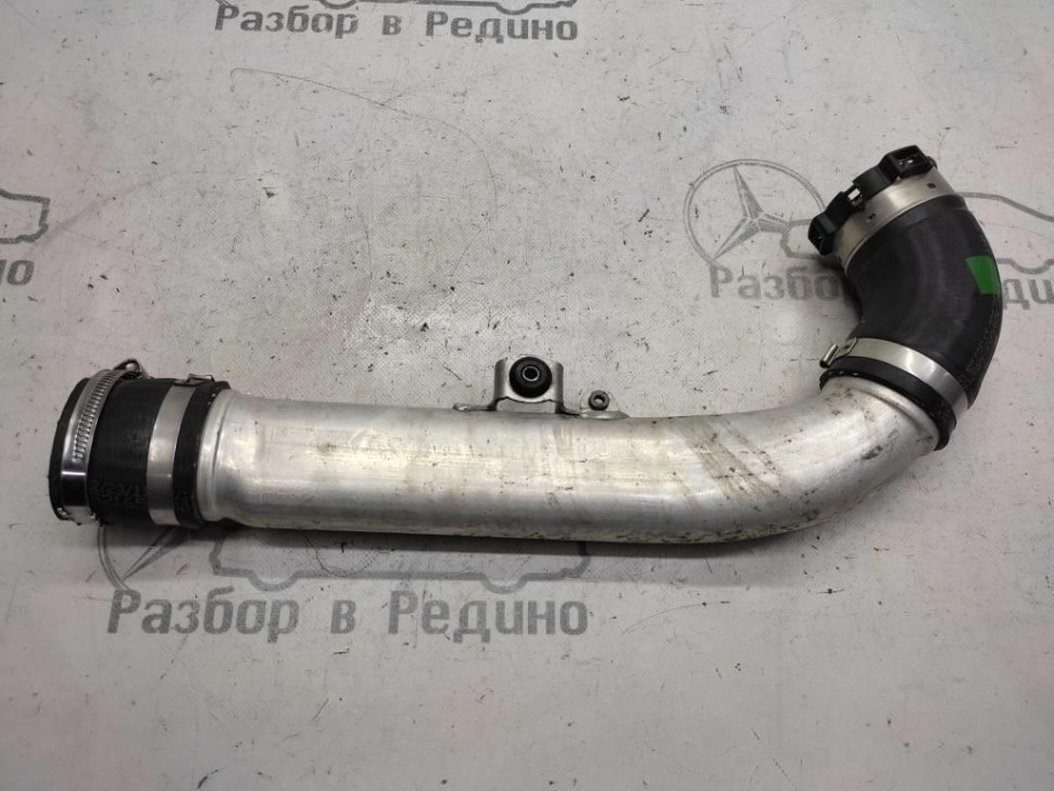 Патрубок интеркулера MERCEDES-BENZ C-класс W205/S205/C205/A205 (2014 - 2018) фото 1 — Разборка Мерседес