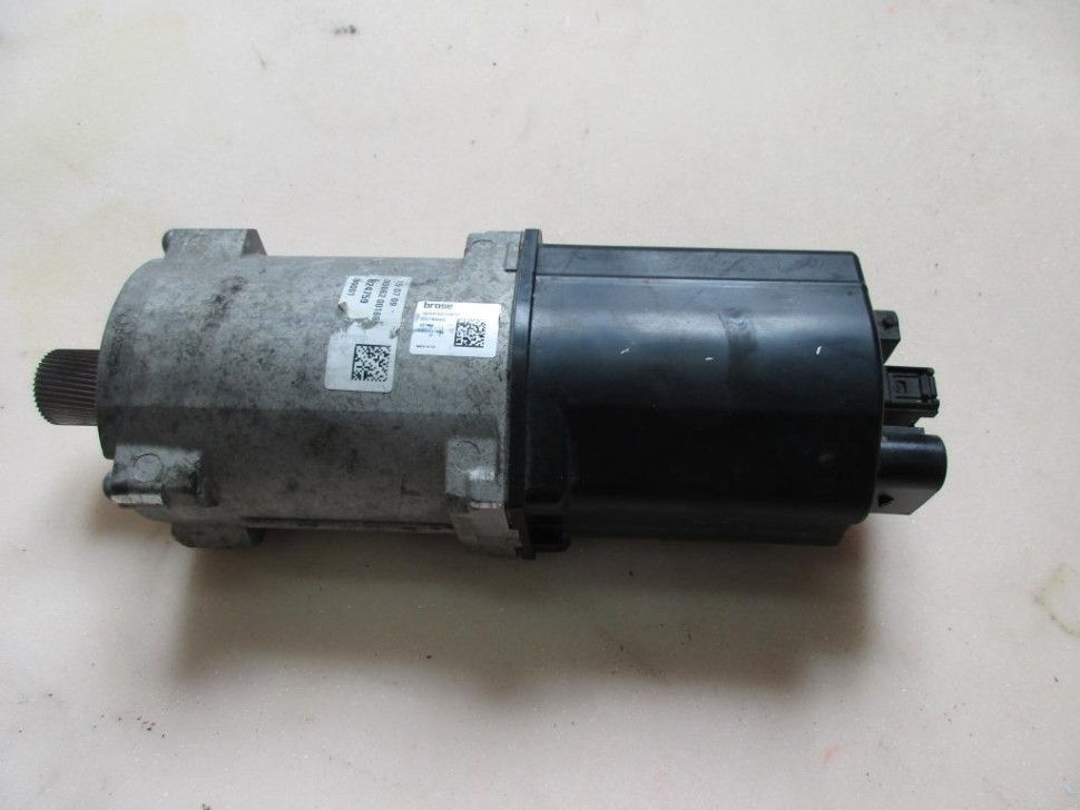 Моторчик рулевой рейки MERCEDES-BENZ C-класс W205/S205/C205/A205 (2014 - 2018) фото 1 — Разборка Мерседес