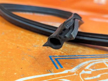 Уплотнитель водостока ( жабо ) MERCEDES-BENZ M-класс W164 (2005 - 2008) — Разборка Мерседес