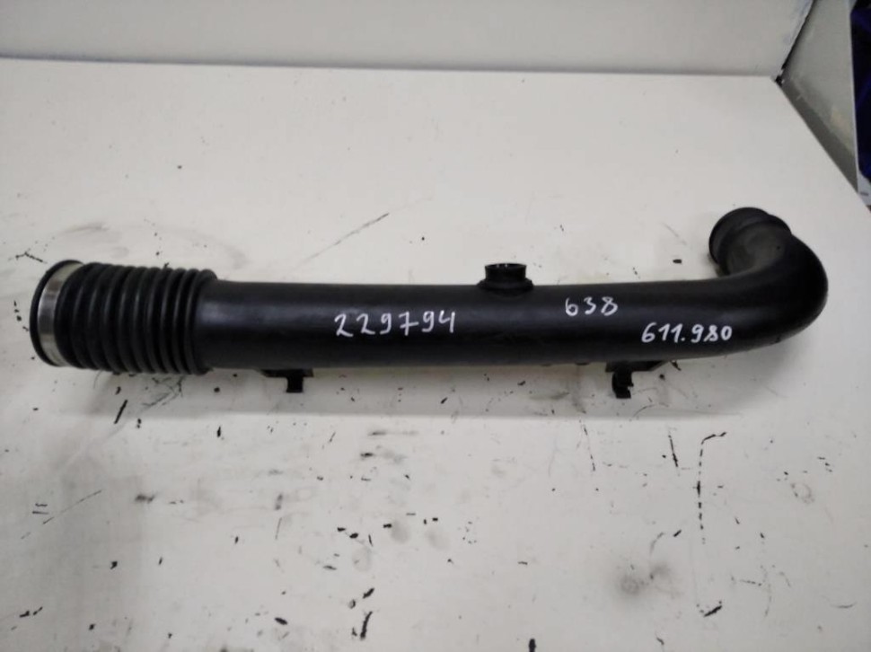 Патрубок воздушный MERCEDES-BENZ Vito W638 (1996 - 2003) фото 1 — Разборка Мерседес