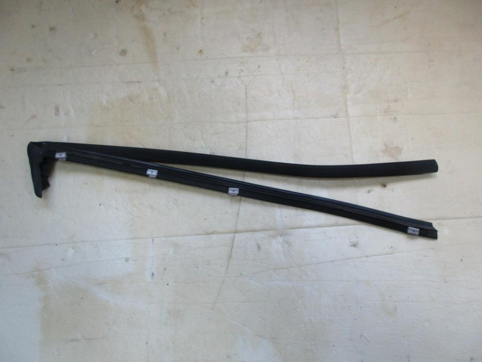 Уплотнитель стекла двери MERCEDES-BENZ CLK-класс C209/W209 (2002 - 2005) фото 1 — Разборка Мерседес