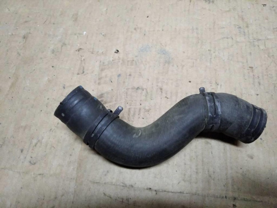 Патрубок ОЖ MERCEDES-BENZ CLA-класс C117/X117 (2013 - 2016) фото 1 — Разборка Мерседес