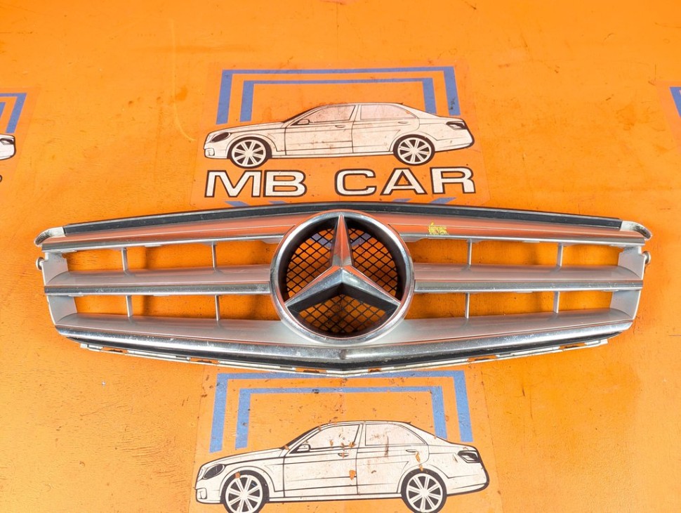 Решетка радиатора MERCEDES-BENZ C-класс W204/S204/С204 рестайлинг (2011 - 2015) C 180 1.6 7G-Tronic (156 л.с.) фото 1 &mdash; Разборка Мерседес