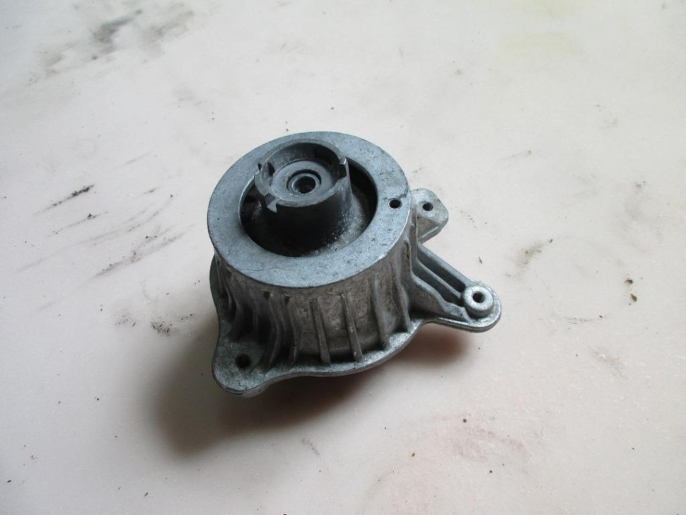 Опора двигателя MERCEDES-BENZ C-класс W205/S205/C205/A205 (2014 - 2018) фото 1 — Разборка Мерседес