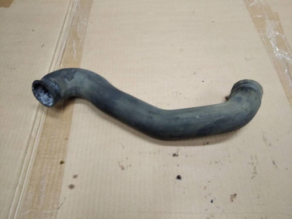 Патрубок радиатора MERCEDES-BENZ Sprinter W901-905 (1995 - 2006) фото 1 — Разборка Мерседес