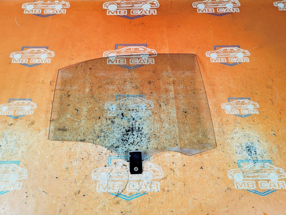 Стекло заднее правое MERCEDES-BENZ S-класс W220 (1998 - 2005) фото 1 &mdash; Разборка Мерседес