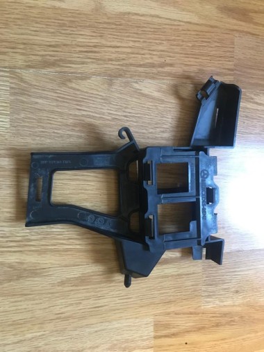 Кронштейн крепления ЭБУ MERCEDES-BENZ A-класс W176 (2012 - 2015) — Разборка Мерседес