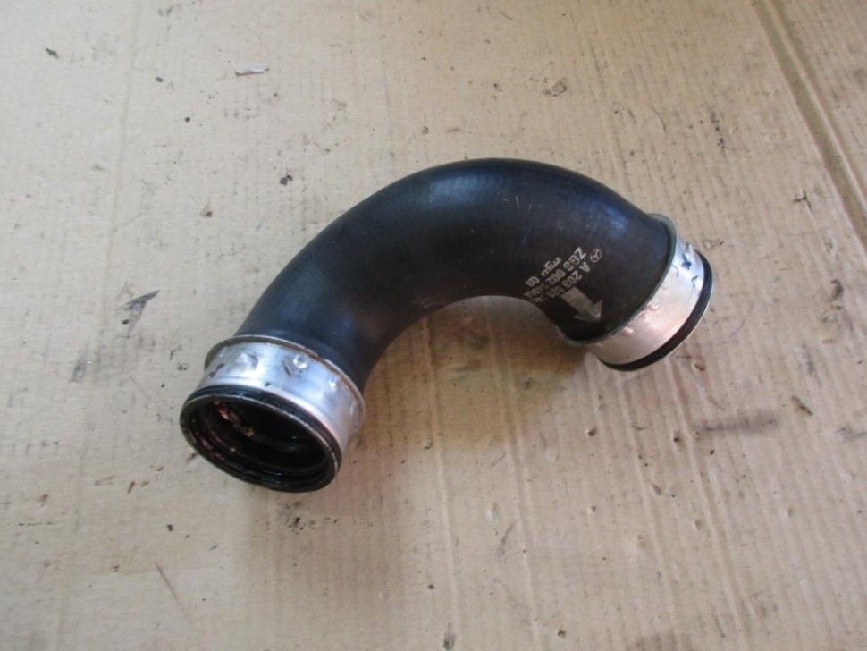 Патрубок интеркулера MERCEDES-BENZ C-класс W203/S203/CL203 (2000 - 2004) фото 1 — Разборка Мерседес