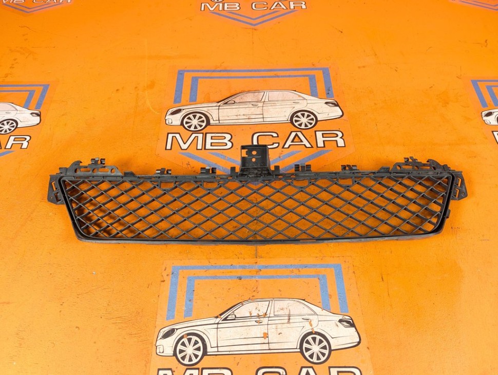 Решетка в бампер MERCEDES-BENZ C-класс W204/S204/С204 рестайлинг (2011 - 2015) C 180 1.6 7G-Tronic (156 л.с.) фото 1 &mdash; Разборка Мерседес