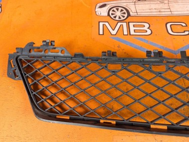 Решетка в бампер MERCEDES-BENZ C-класс W204/S204/С204 рестайлинг (2011 - 2015) C 180 1.6 7G-Tronic (156 л.с.) &mdash; Разборка Мерседес