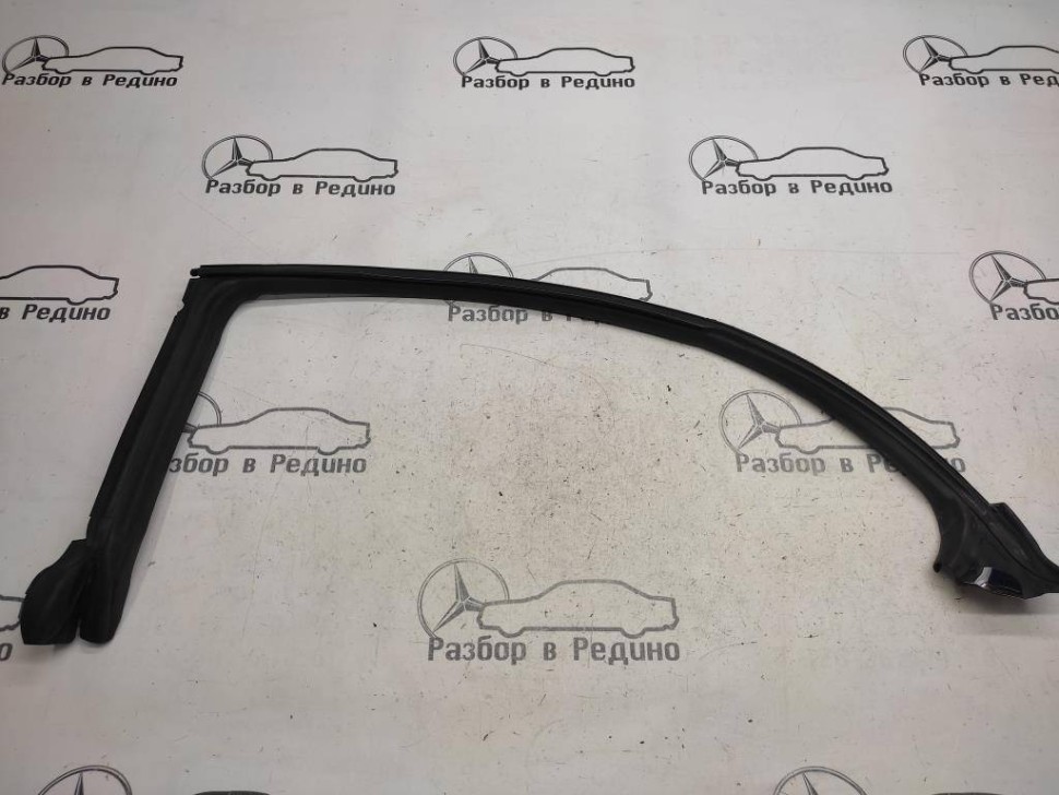 Уплотнитель стекла двери MERCEDES-BENZ CLS-класс C219 (2004 - 2008) фото 1 — Разборка Мерседес