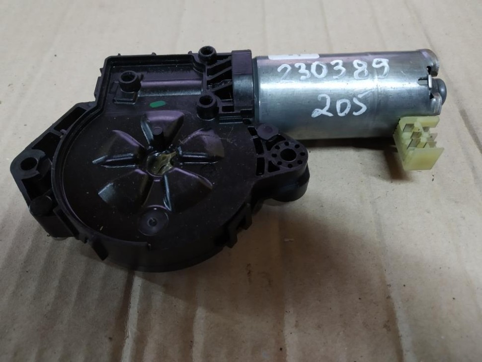 Моторчик шторки панарамной крыши MERCEDES-BENZ C-класс AMG W205/S205/C205/A205 (2014 - 2018) фото 1 — Разборка Мерседес