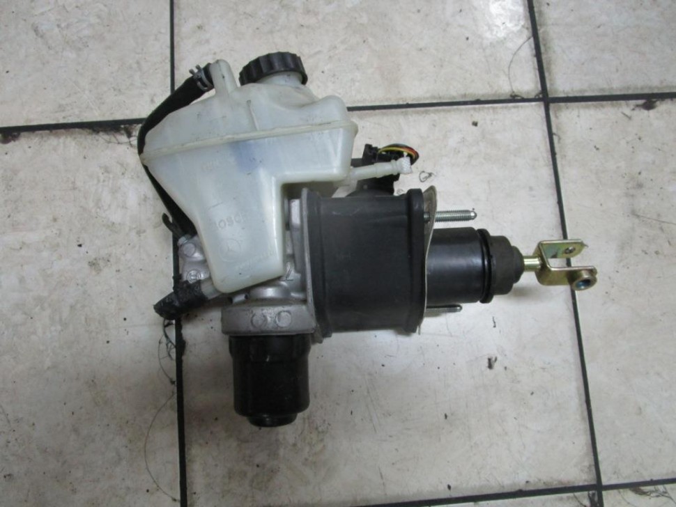 Главный тормозной цилиндр MERCEDES-BENZ E-класс W211/S211 (2002 - 2006) фото 1 — Разборка Мерседес