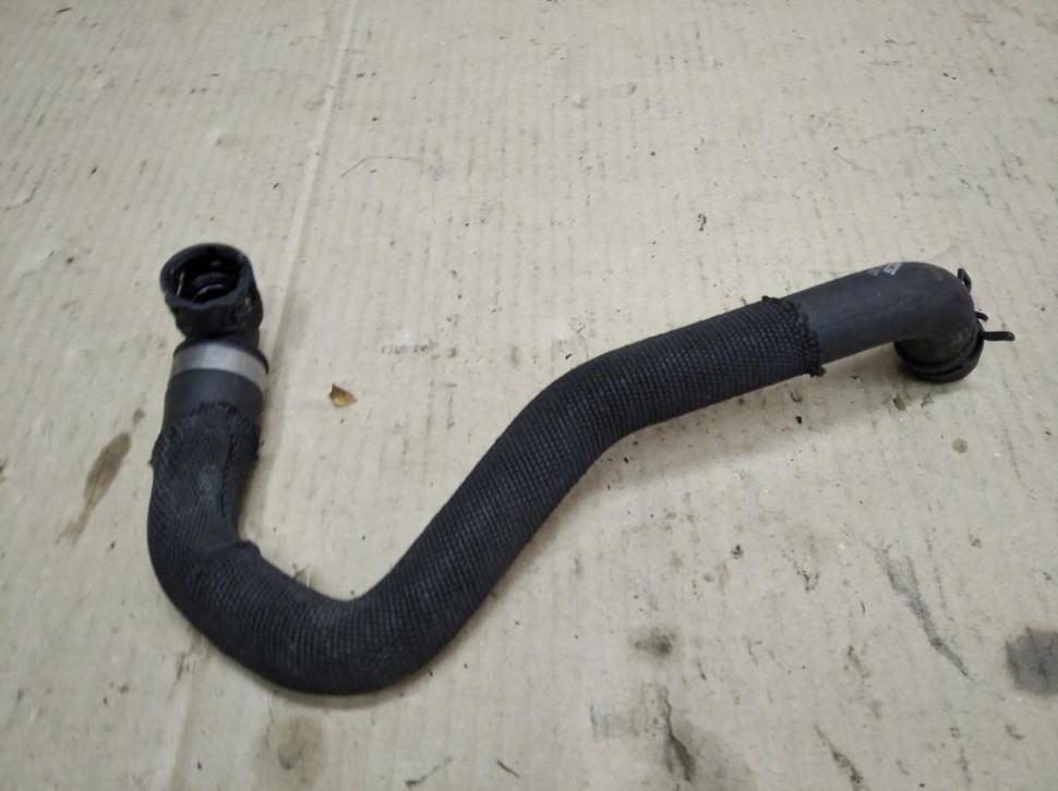 Патрубок ОЖ MERCEDES-BENZ GLA-класс X156 рестайлинг (2017 - 2020) фото 1 — Разборка Мерседес