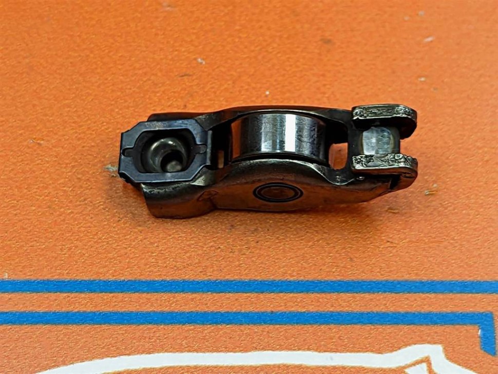 Коромысло клапана ГРМ MERCEDES-BENZ M-класс W164 (2005 - 2008) фото 1 — Разборка Мерседес