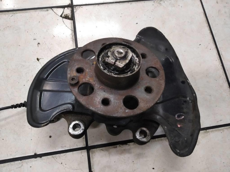 Кулак поворотный передний правый MERCEDES-BENZ C-класс W203/S203/CL203 (2000 - 2004) фото 1 — Разборка Мерседес