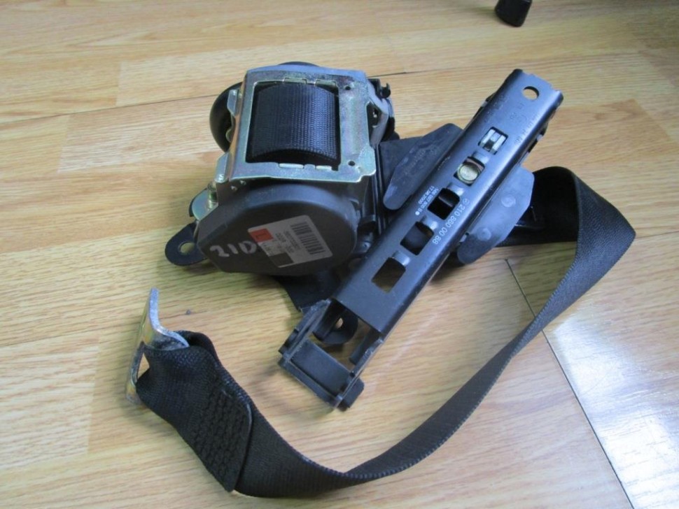 Ремень безопасности задний левый MERCEDES-BENZ E-класс W210/S210 (1995 - 1999) фото 1 — Разборка Мерседес