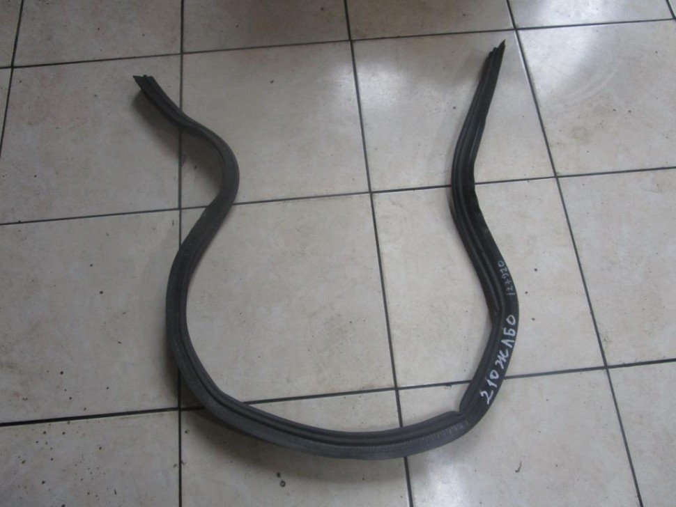 Уплотнитель капота MERCEDES-BENZ E-класс W210/S210 (1995 - 1999) фото 1 — Разборка Мерседес