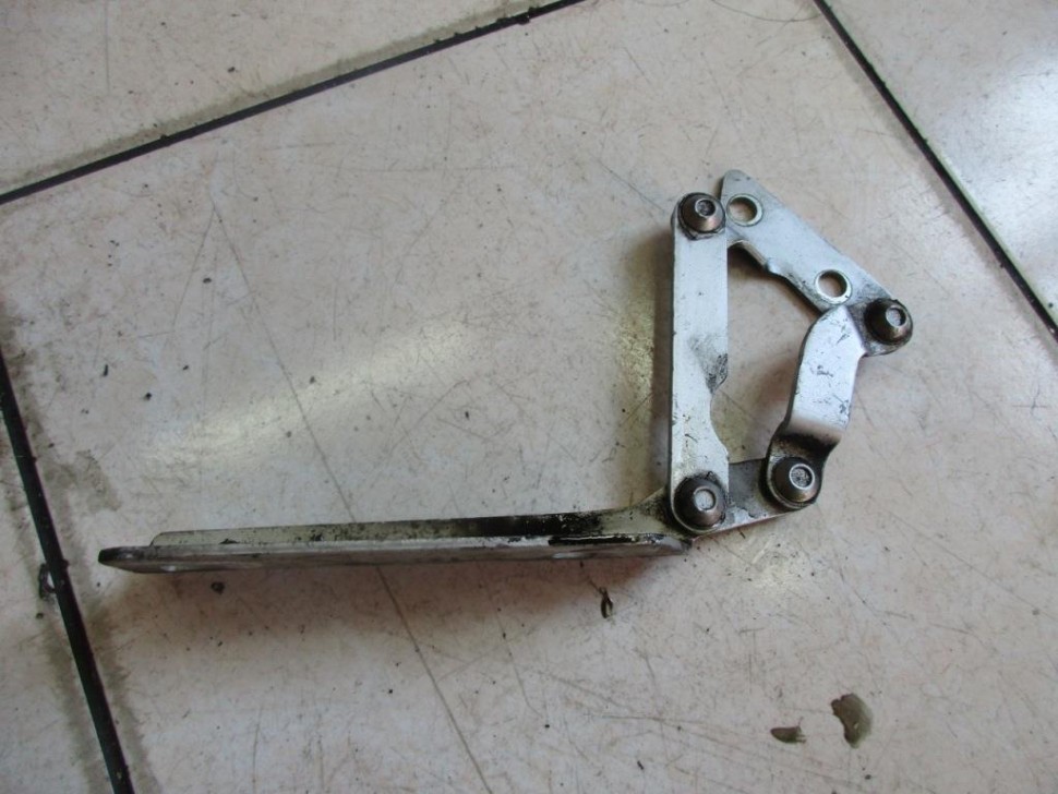 Петля капота MERCEDES-BENZ A-класс W168 рестайлинг (2001 - 2004) фото 1 — Разборка Мерседес