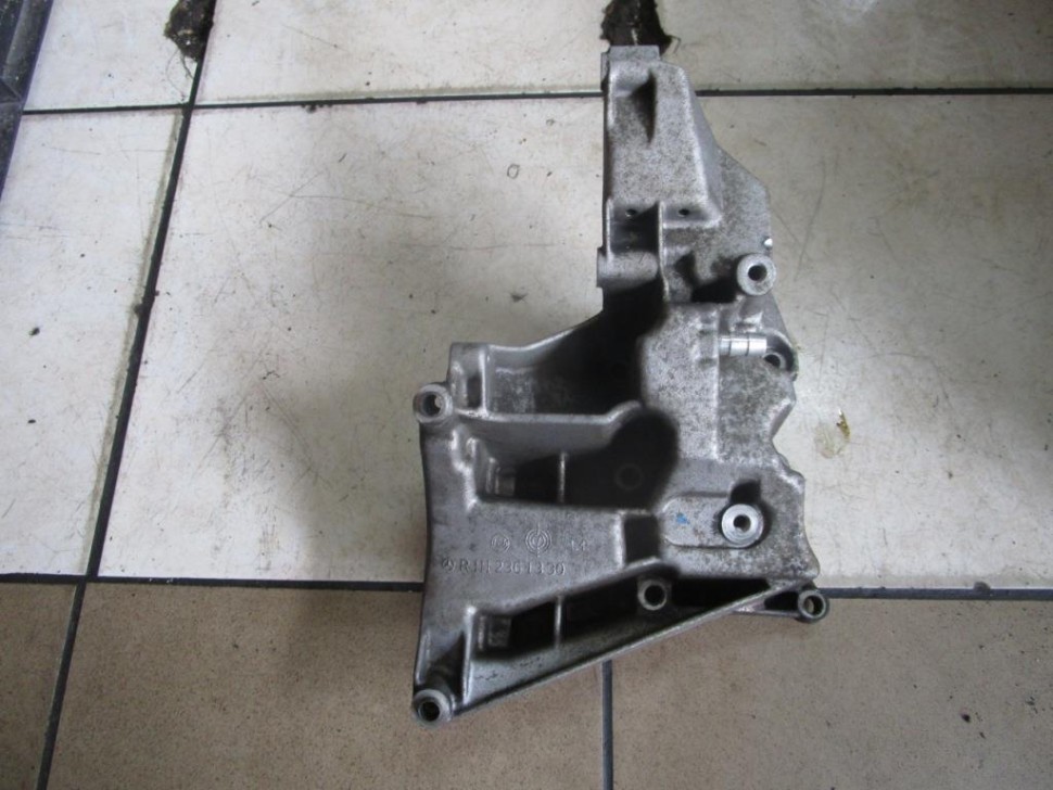 Кронштейн компрессора кондиционера MERCEDES-BENZ C-класс W202/S202 (1993 - 1997) фото 1 — Разборка Мерседес