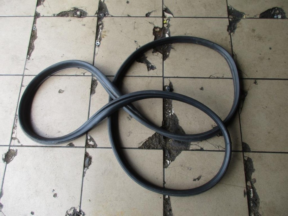 Уплотнитель крышки багажника MERCEDES-BENZ GL-класс X164 (2006 - 2009) фото 1 — Разборка Мерседес