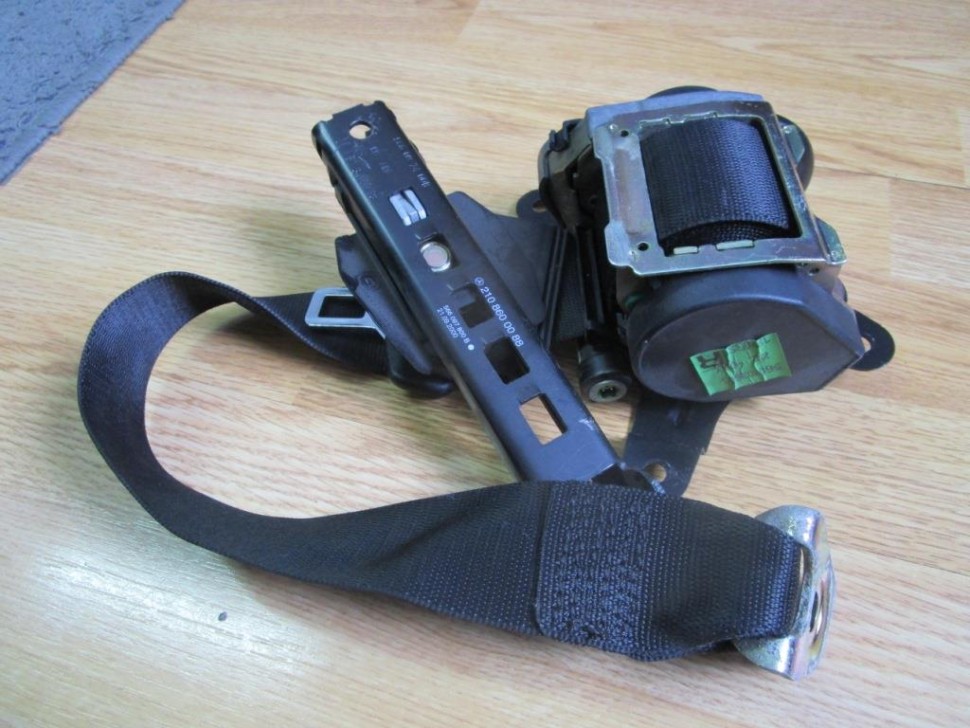 Ремень безопасности задний правый MERCEDES-BENZ E-класс W210/S210 рестайлинг (1999 - 2003) фото 1 — Разборка Мерседес