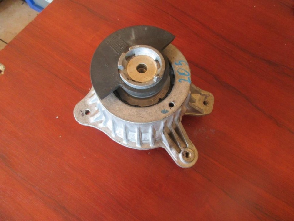 Опора двигателя MERCEDES-BENZ C-класс W205/S205/C205/A205 (2014 - 2018) фото 1 — Разборка Мерседес