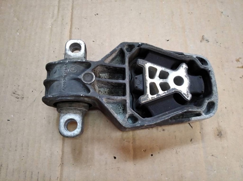 Опора двигателя задняя MERCEDES-BENZ CLA-класс C117/X117 (2013 - 2016) фото 1 — Разборка Мерседес