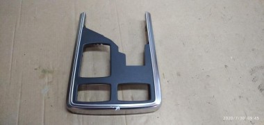 Накладка подлокотника MERCEDES-BENZ GLE-класс W166 (2015 - 2018) — Разборка Мерседес