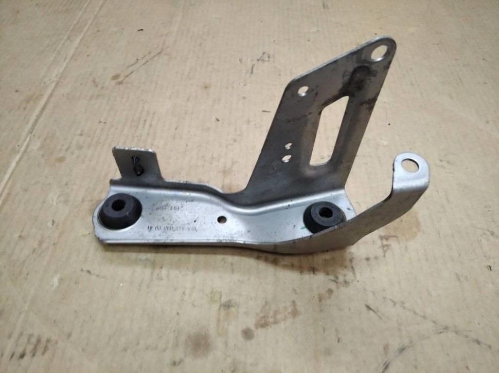 Кронштейн корпуса воздушного фильтра MERCEDES-BENZ CLA-класс C117/X117 (2013 - 2016) фото 1 — Разборка Мерседес