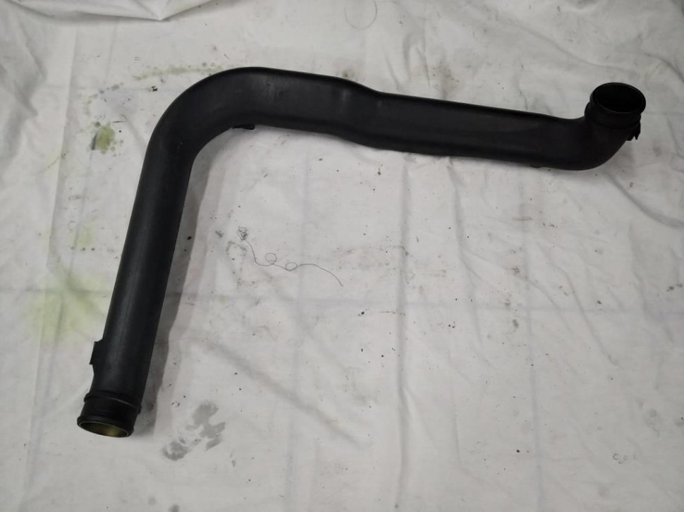 Патрубок интеркулера MERCEDES-BENZ E-класс W210/S210 (1995 - 1999) фото 1 — Разборка Мерседес