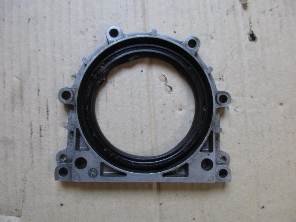 Крышка заднего сальника коленвала MERCEDES-BENZ Sprinter W906 (2006 - 2019) фото 1 — Разборка Мерседес