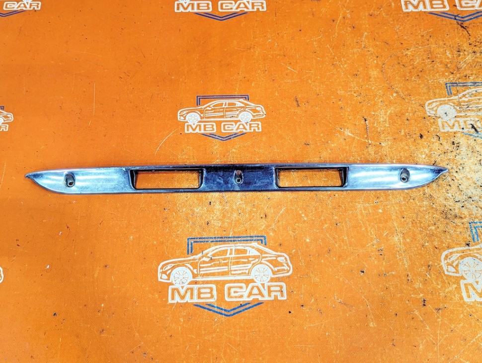 Накладка крышки багажника MERCEDES-BENZ E-класс W124/S124/C124/A124 (1984 - 1997) фото 1 — Разборка Мерседес