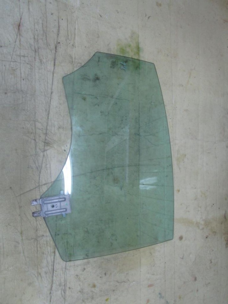 Стекло заднее левое MERCEDES-BENZ CLS-класс C218/X218 рестайлинг (2014 - 2017) фото 1 — Разборка Мерседес