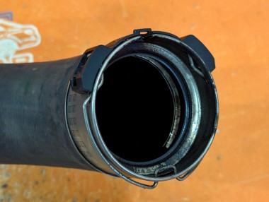 Патрубок интеркулера MERCEDES-BENZ C-класс W204/S204 (2006 - 2011) — Разборка Мерседес