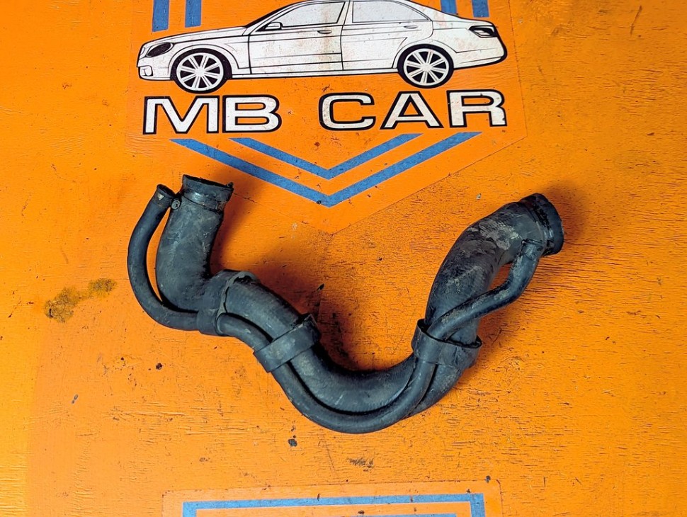 Патрубок радиатора MERCEDES-BENZ V-класс W638/W639 (1996 - 2003) V 220 2.1 D AT (122 л.с.) фото 1 &mdash; Разборка Мерседес