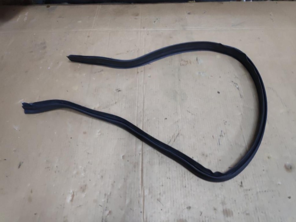 Уплотнитель моторного отсека MERCEDES-BENZ E-класс W124/S124/C124/A124 (1984 - 1997) фото 1 — Разборка Мерседес