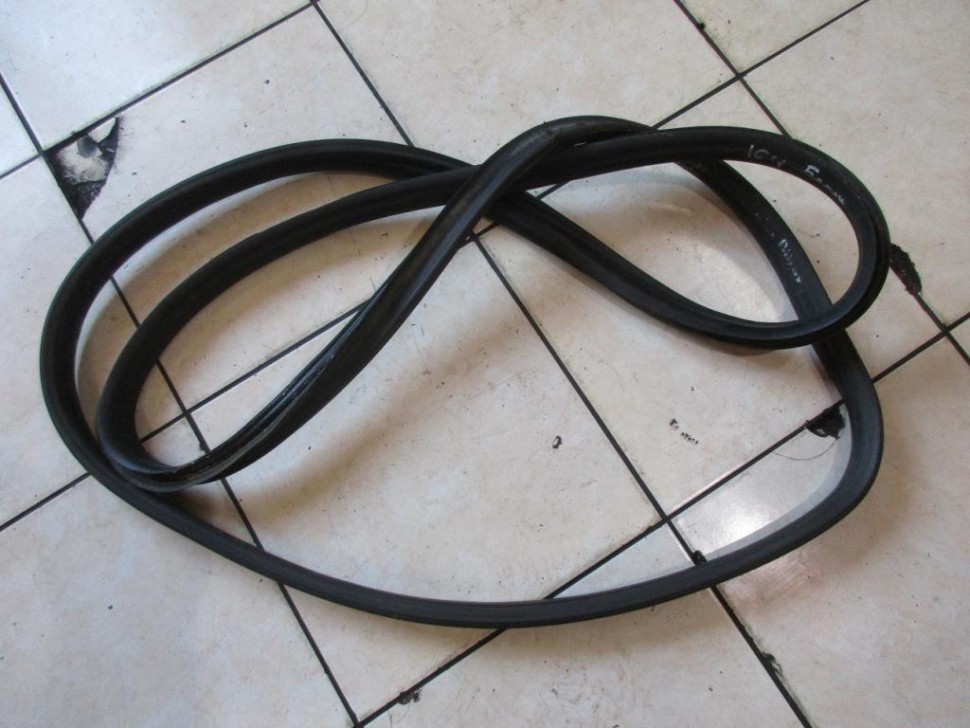 Уплотнитель крышки багажника MERCEDES-BENZ M-класс W164 (2005 - 2008) фото 1 — Разборка Мерседес