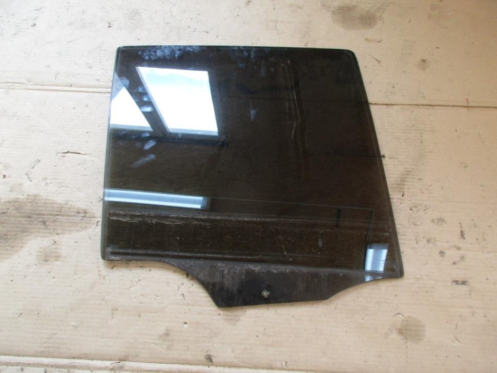 Стекло заднее правое MERCEDES-BENZ M-класс W163 рестайлинг (2001 - 2005) фото 1 — Разборка Мерседес